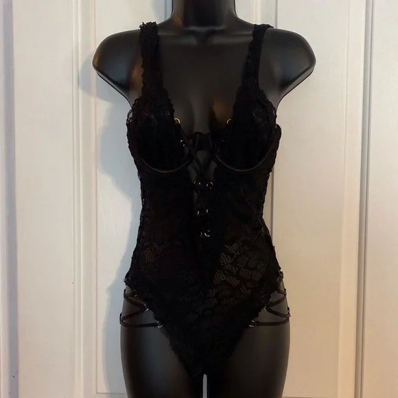 “FREDERICK’S OF HOLLYWOOD” Strappy Lace Teddy - Picture 6 of 16